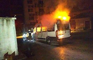 Park halindeki minibüs alev alev yandı