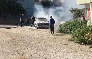Park halindeki otomobil alev alev yandı