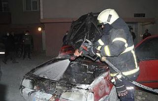 Park halindeki otomobilde yangın