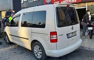 Park yerinden çıkarken motosiklete çarptı