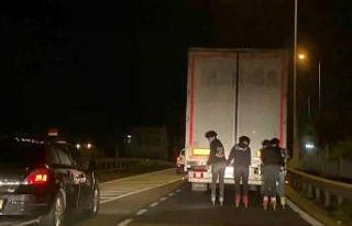 Patenci gençler tırın arkasındaki tehlikeli yolculuğu...