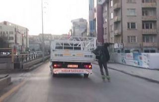 Patenli genç kamyonun arkasına tutunup tehlikeye...