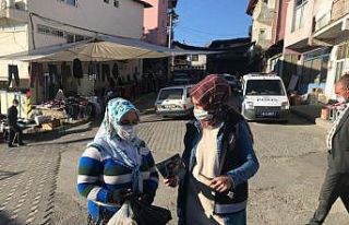 Pazar yeri girişinde kadınlar KADES bilgilendirmesi