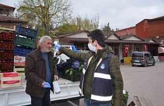 Pazarcı esnafının hem ateşi ölçüldü hem de...