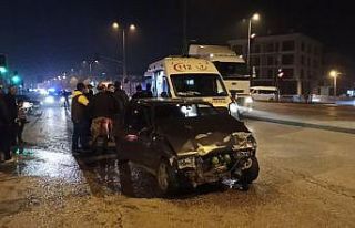 Polis ambulansa binmesi için yaralıya dil döktü