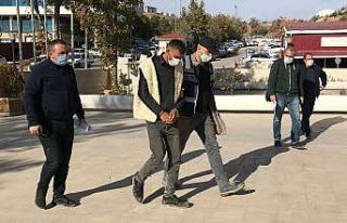 Polis, aranan hırsızı park ettiği aracından bulup...