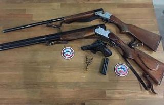 Polis durdurduğu araçta çok sayıda silah ele geçirdi