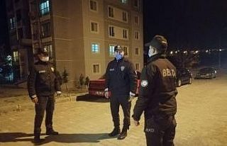 Polis ekipleri vatandaşları karantina bölgesinde...