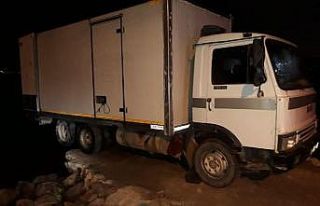 Polise yakalanmamak isteyen kaçak midye avcıları...