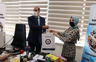 Polisten köy okuluna kitap desteği