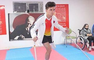 Protezini yeniletmek için gittiği yerde tanıştığı...