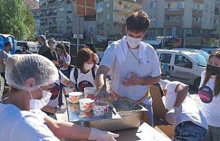 Radikal Eğitim depremzedelere yemek dağıttı