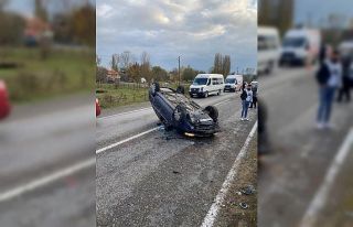 Refüje çarptı takla attı; 1 yaralı