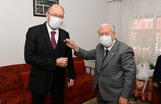 Rektör Erdal ilkokul öğretmenini unutmadı