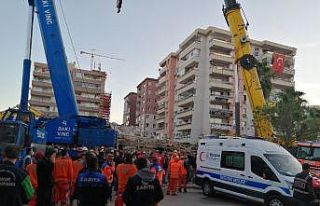 Rıza Bey Apartmanı’nın yanındaki apartmanın...