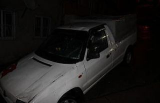 Rize’de 2 araç kökünden kopan ağacın altında...