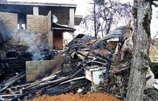 Rize’de 2 ev yanarak kül oldu