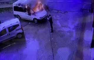 Rizeli esnaf park halindeyken alev alan minibüsü...