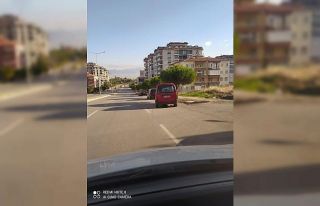 Rögar kapağı tadilatı yapan işçilere seyir halindeki...