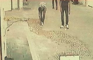 Rüzgarda uçuşan binlerce lirayı toplayıp sahibine...
