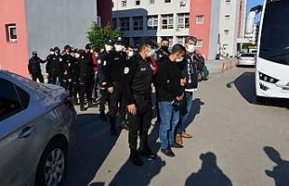 Şafak vakti gözaltına alınan 15 torbacı adliyeye...