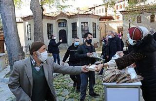 Safranbolu Belediyesi simit ve maske dağıtımına...