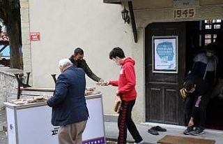 Safranbolu’da cuma namazı çıkışı simit ve...