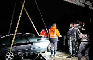 Sahil güvenlik depremden etkilenenlerin yardımına...