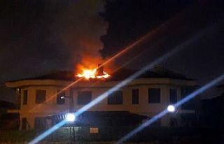 Sakarya’da bir villanın çatısında çıkan yangın...