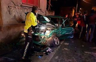 Sakarya’da iki otomobil kafa kafaya çarpıştı:...