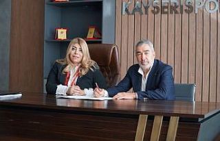 Samet Aybaba sözleşmeye imzayı attı