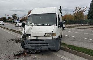 Samsun’da minibüs aydınlatma direğine çarptı:...