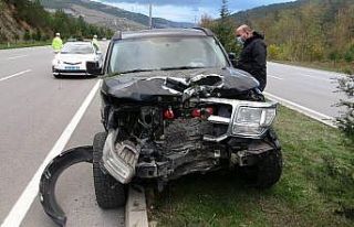 Samsun’da otomobil aydınlatma direğine çarptı:...