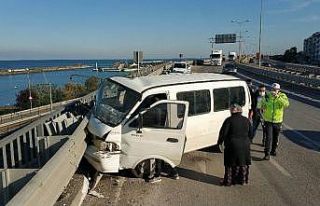 Samsun’da panelvan minibüs viyadükteki bariyerlere...