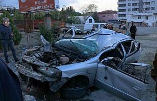 Samsun’da takla atan otomobil bahçe duvarına çarptı:...