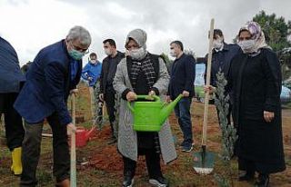 Sancaktepe’li öğrenciler toprağa fidan dikerek...