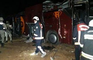 Şanlıurfa Mardin karayolunda turistleri taşıyan...
