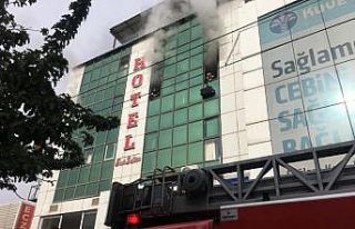 Şanlıurfa’da otelde çıkan yangın devam ediyor