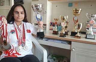 Satranç şampiyonu görme engelli kız iki defa kanseri...