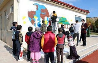 Savaş karşıtı çocuklar yaptıkları resimle barış...