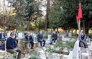 Şehit öğretmen Hacı Ömer Serin kabri başında...