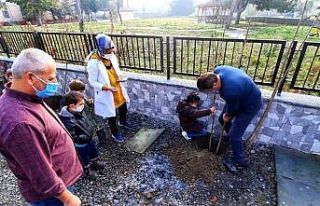 Şehit olan öğretmenler anısına fidan diktiler
