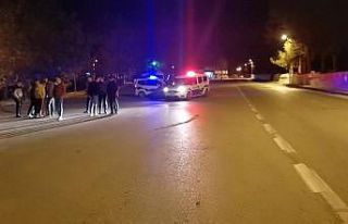 Şehitliğin duvarına çarpan motosiklet sürücüsü...