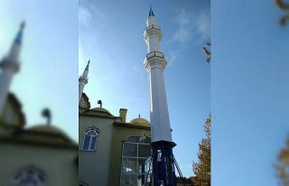 Selendi’de fırtınadan yıkılan cami minaresi...
