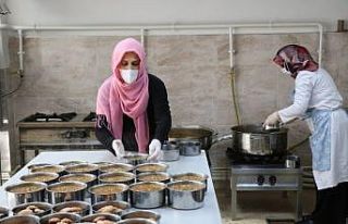 Seralarda yetişiyor aşevinde pişiriliyor