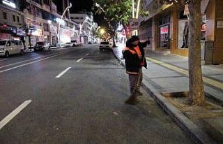 Sessizliğe bürünen cadde ve sokaklar temizlik görevlilerine...