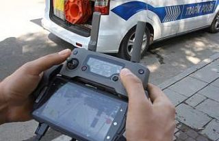 Seyir halinde cep telefonuyla konuşan sürücüler...