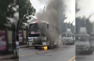 Seyir halindeki halk otobüsü yandı