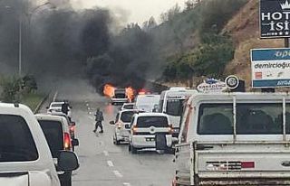 Seyir halindeki otomobil alev alev yandı