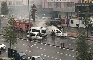 Seyir halindeki otomobilden dumanlar yükseldi